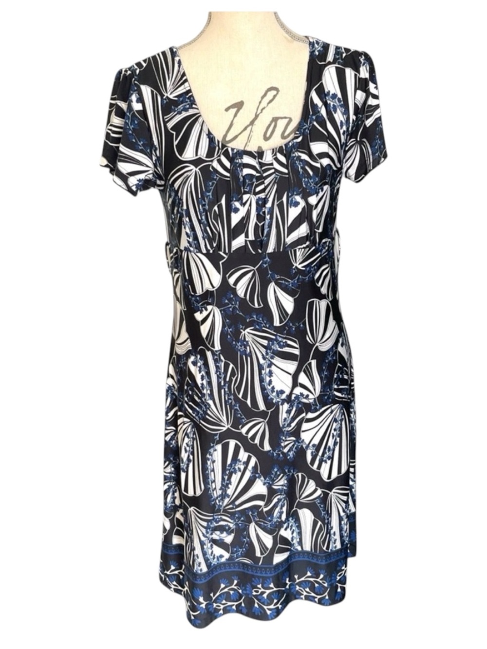 DeFacto Black/White/Blue Floral Scoop Neck Short Sleeve Below Knee Dress (L)
